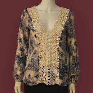 SAGE Elegant Lace Trim V-neck Long Sleeve Top